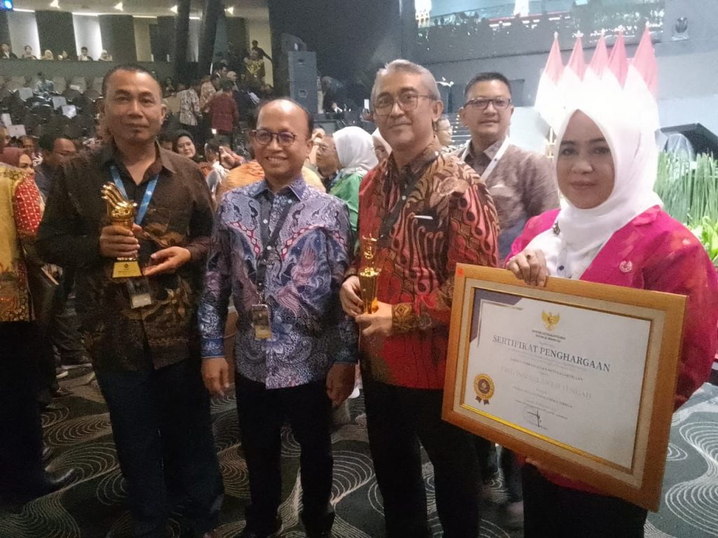 Sulteng Meraih Piala dan Piagam Penghargaan untuk Kategori Produktivitas Tenaga Kerja Terbaik se Indonesia